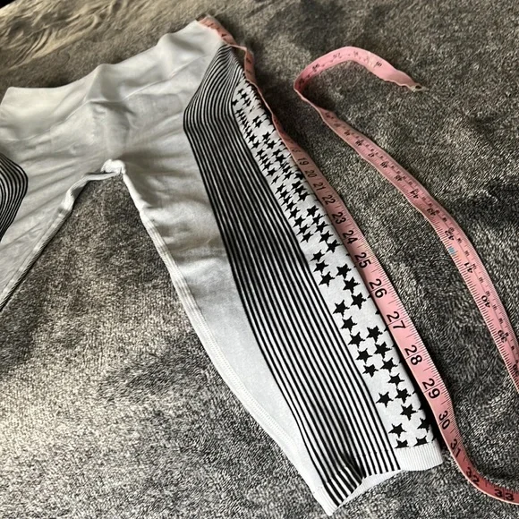 FABLETICS TIGHTS YOGA PANTS STARS & STRIPES BLACK & LIGHT GREY - Picture 5 of 15